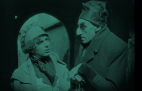 Fermoimmagine dal film Nosferatu con i personaggi di Hutter e del Conte Orlok poco dopo l'arrivo del primo nel Castello in Transilvania