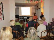 Panoramica del pubblico presente all'Austria Italia Club di Milano durante la presentazione de Lo Schiaffo