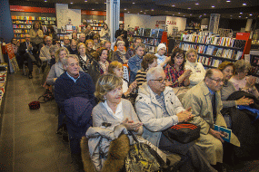 Panoramica del pubblico alla presentazione del romanzo Dalla parte del perdente di Nidia Robba