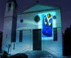 Proiezione di una installazione di luce ideata da Marianna Accerboni
nella facciata della Chiesa dei Santi Andrea Apostolo e Rita da Cascia