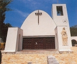 Chiesa di Arsia con la scultura di Santa Barbara di Ugo Carà