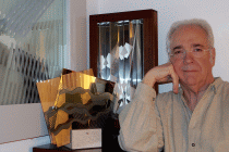 Claudio Sivini fotografato accanto ad alcune opere recenti