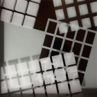 Opera di Claudio Sivini denominata Riflessi urbani realizzata nel 2017 con specchio e vetri sabbiati di cm.75x75