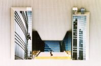 Foto analogica e collage realizzata da Furio Casali nel 2007 denominata La Defense di Parigi e il Palazzo della Marineria di Trieste
