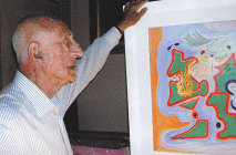 Fotografia con Gillo Dorfles che osserva una sua opera