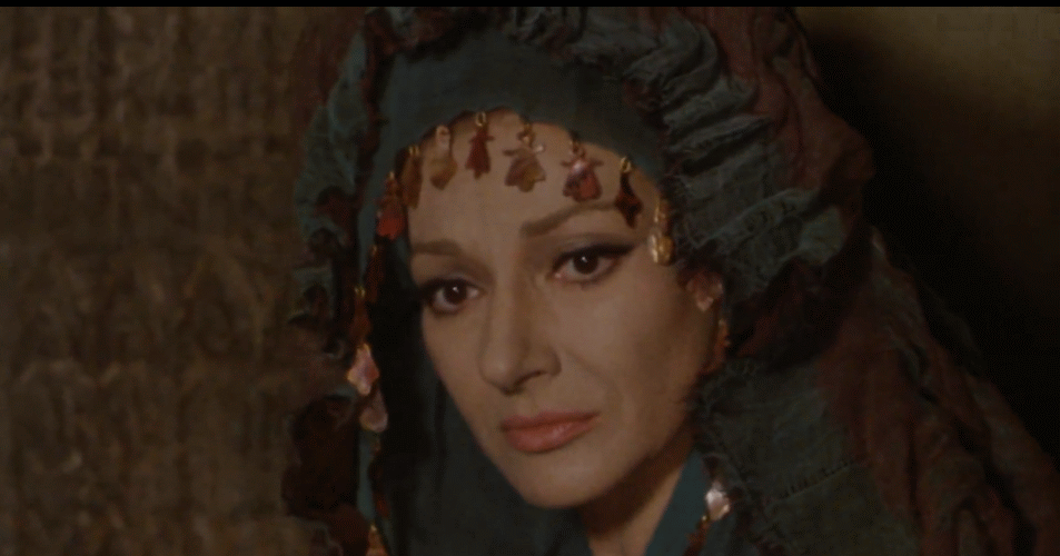 Maria Callas in un fermoimmagine del film Medea con la regia di Pier Paolo Pasolini