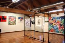 Sala espositiva con dipinti in mostra