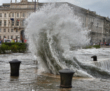Fotografia di Olga Micol, una onda del mare si infrange davanti a Piazza Unit� d'Italia a Trieste