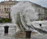 Fotografia di Olga Micol, una onda del mare si infrange davanti a Piazza Unità d'Italia a Trieste