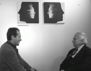 L'artista Ottavio Pinarello e a destra il gallerista Paolo Barozzi sullo sfondo due opere di Pinarello