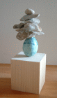 Opera di Patrizia Schoss denominata Uovo azzurro realizzata nel 2016 con uovo vero e pietre di cm.10x18x10