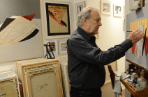 Aldo Famà nel suo studio mentre dipinge