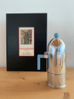 Il libro La Conica e altre caffettiere e la caffettiera per Alessi in alluminio lucido di Aldo Rossi del 1988