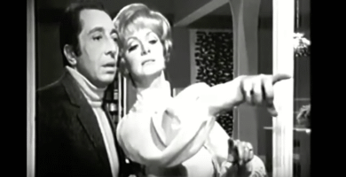 Aroldo Tieri and Giuliana Lojodice in the theatrical representation Non ti conosco più (1969) with the direction of Aldo De Benedetti