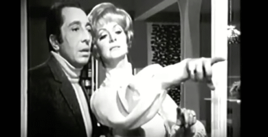 Aroldo Tieri and Giuliana Lojodice in the theatrical representation Non ti conosco pi (1969) with the direction of Aldo De Benedetti