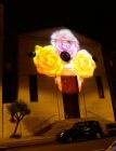 Un bouquet di rose come installazione di luce realizzata da Marianna Accerboni e proiettata sulla facciata della Chiesa dei Santi Andrea e Rita a Trieste