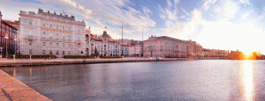 Il mare e palazzi storici di Trieste in una fotografia panoramica