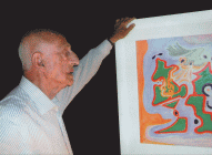 Gillo Dorfles davanti a un suo quadro in una fotografia scattata negli anni 2000