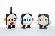 Opera a tecnica mista (ultima opera denominata Buba realizzata nel 2023 da Francesca Pozzobon con interruttori che rappresentano la sua famiglia, cm 14x14 ciascuno