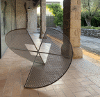 Opera di Jacques Toussaint denominata Statico Dinamico realizzata nel 2022 in lamiera forata acciaio inox