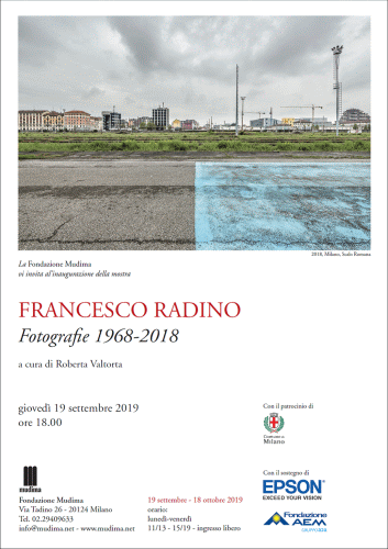 Locandina della mostra Francesco Radino Fotografie 1968-2018 con immagine dello Scalo Romana a Milano