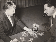 Maria Lupieri e il pittore triestino Piero Lustig con i tarocchi alla Galleria Montenapoleone di Milano nel 1955