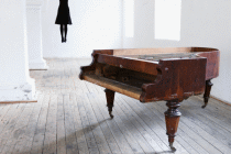 Opera di E. Andessner con un pianoforte in una stanza