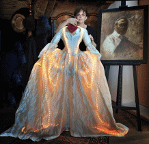 Marianna Accerboni con l'abito di luce per la contessa Rosina, nelle Nozze di Figaro di W.A. Mozart - ph Maurizio Frullani