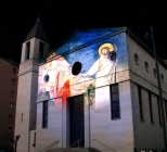 Resurrezione di Cristo dipinta da Giotto proiettata da Marianna Accerboni nella facciata della chiesa di Santa Rita a Trieste