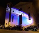 Installazione di luce sulla facciata della Chiesa dei Santi Andrea e Rita a Trieste realizzata da Marianna Accerboni