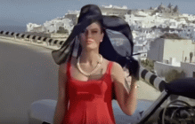 Marisa Mell nel film Casanova 70, attrice in una scena con abito rosso e capello nero
