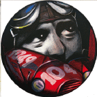 Opera che rappresenta il pilota Tazio Nuvolari in primo piano e una sua monoposto numero 104