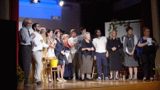 Palcoscenico con gli attori della rappresentazione teatrale La corte dei Miracoli