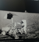 Astronauta che cammina sulla Luna