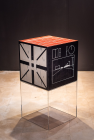 Dipinto in acrilico su legno di cm 50x50x50 tratto dal ciclo Topologie realizzato da Sebastijan Vojvoda nel 2014-2016 in una foto di Sebastijan Vojvoda