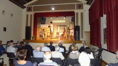 Palcoscenico e platea per opera teatrale La corte dei miracoli