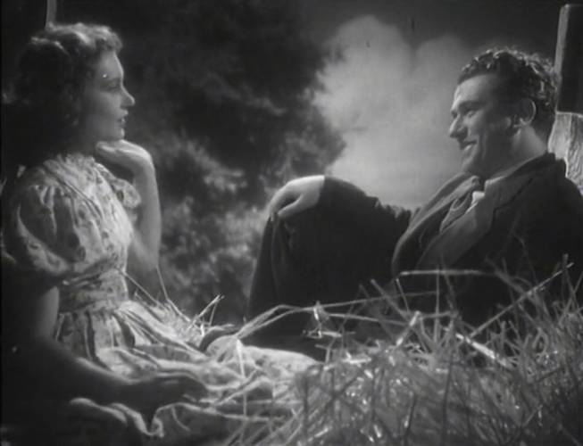 Un fotogramma del film Quattro passi tra le nuvole, diretto nel 1942 da Alessandro Blasetti in cui in due protagonisti interpretati da Gino Cervi e Adriana Benetti sono su un carro di fieno