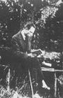 Rainer Maria Rilke in una fotografia che lo ritrae seduto mentre legge un libro