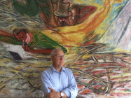 Roberto Vidali davanti a una tela di Zivko Marusic in una foto di Eugenio Vanfiori
