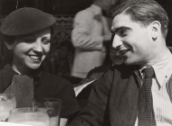 Fotografia in bianco e nero scattata da Fred Stein che ritrae Robert Capa e Gerda Taro a Parigi nel 1936