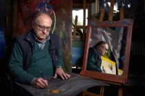 Toni Zanussi ritratto nello studio sul Monte Stella a Tarcento in provincia di Udine